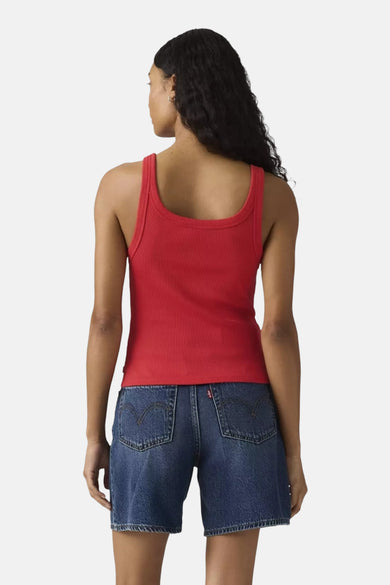 Rode top met spaghettibandjes van Levi's, gezien van achteren, met blauwe denim shorts.
