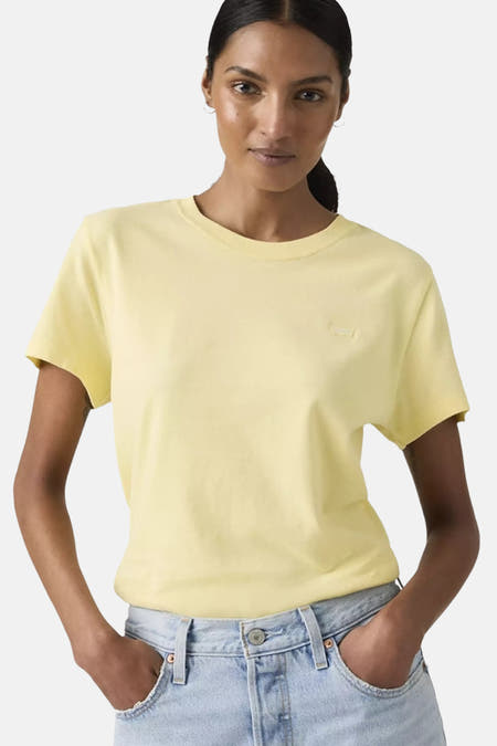 Geel T-shirt van Levi's, gedragen met een lichtblauwe jeans.