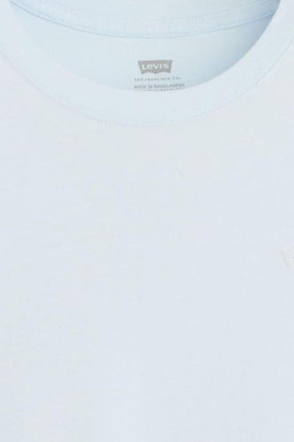 Blauw T-shirt met korte mouwen van Levi's®, close-up op de halslijn met logo.