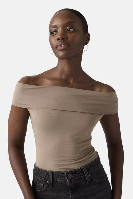 Beige off-shoulder top van Levi's®, een aansluitend model gedragen met donkere jeans.