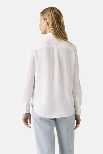 Wit hemd met lange mouwen van Levi's®, gezien van achteren, met een afgeronde zoom en gedragen met een lichte spijkerbroek.
