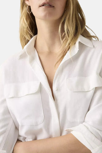 Chemise blanche à manches longues Levi's®, avec poches poitrine et col ouvert.
