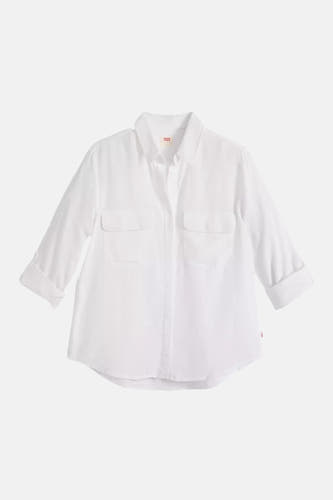 Chemise blanche à manches longues pour femme de Levi's®, avec deux poches poitrine et manches retroussées.