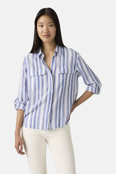 Chemise bleue à rayures à manches longues de Levi's®, vue de dos, associée à un pantalon de couleur crème.