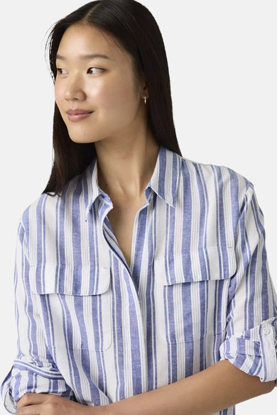 Chemise bleue à rayures à manches longues de Levi's®, avec fermeture boutonnée et poches poitrine.