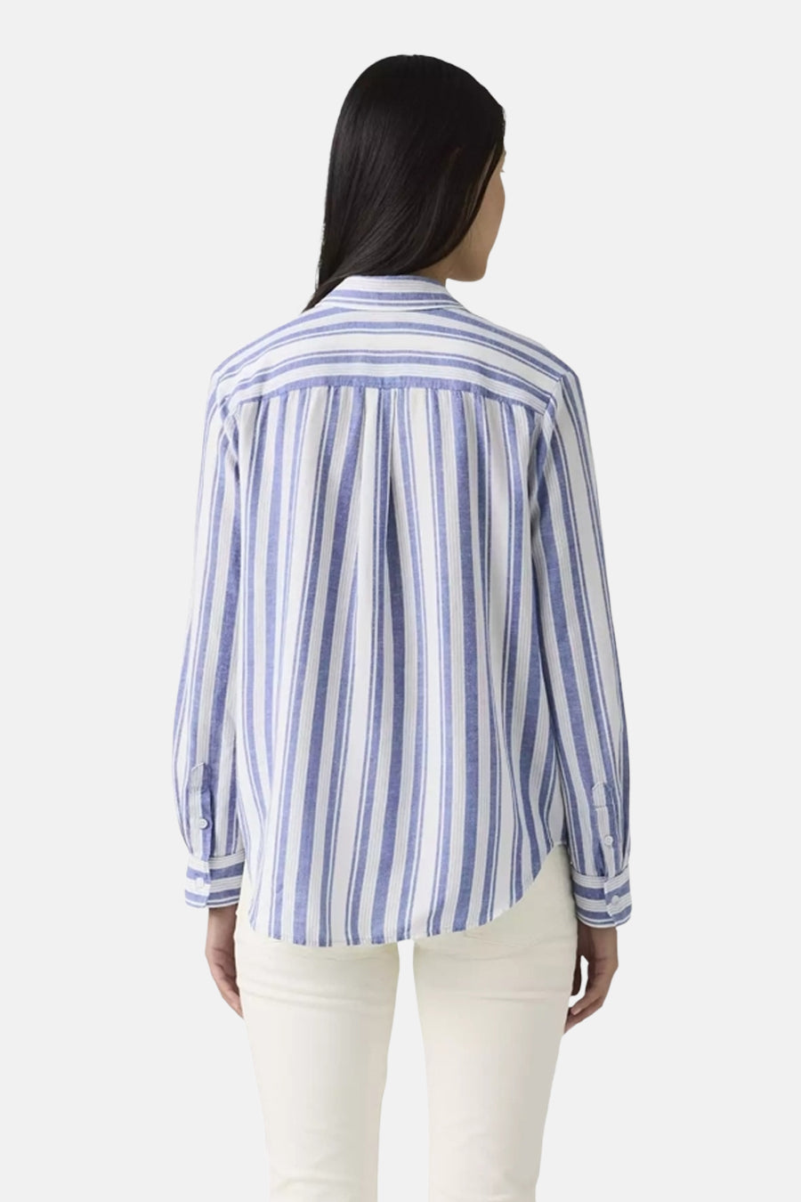 Blauw, gestreept overhemd met lange mouwen van Levi's®, gezien vanaf de achterkant, gecombineerd met een crèmekleurige broek.