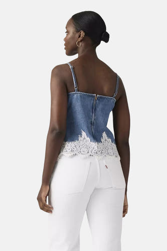 Blauwe mouwloze denim blouse van Levi's® met witte kantstrook aan de zoom, achterzijde weergegeven, model draagt witte broek