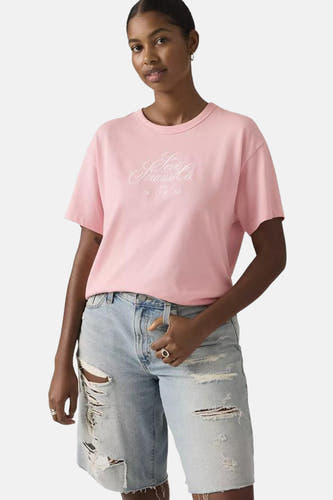 Roze korte mouw T-shirt van Levi's® met witte logo print, gedragen met gescheurde jeans, front view