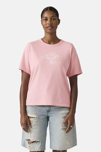 Roze korte mouw T-shirt van Levi's® met witte logo print, voorzijde, model in versleten jeansshorts