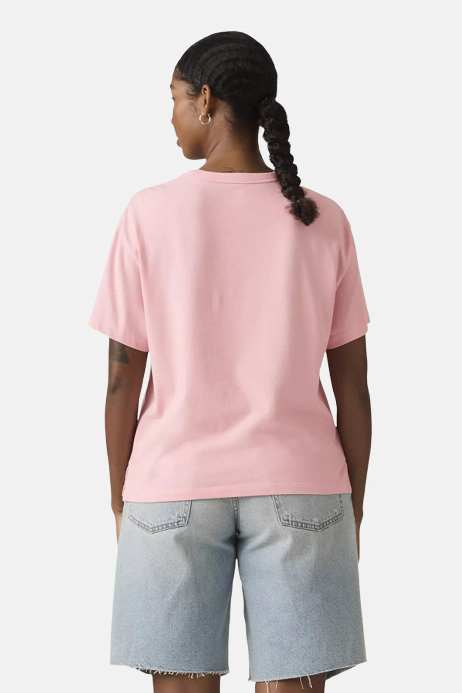Roze korte mouwen t-shirt van Levi's®, achterkant, model met vlecht, lichte denim shorts, casual look