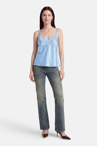 Débardeur en satin bleu de Terra di Siena avec col en V en dentelle, à combiner avec un jean.