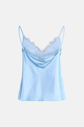 Haut en satin bleu clair de Terra di Siena avec col en V en dentelle et fines bretelles.