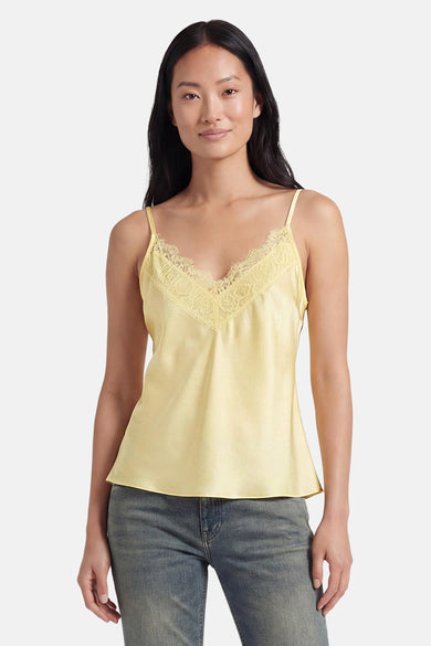 Débardeur en satin effet satiné de couleur jaune de Terra di Siena avec col en V en dentelle et fines bretelles.
