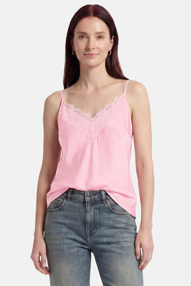 Roze satijnen top met kanten V-hals van Terra di Siena, gedragen met een lichte spijkerbroek.