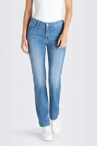 Rechte jeans van lichtblauw denim van MAC, gecombineerd met een wit T-shirt en witte sneakers.