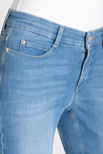 Lichtblauwe straight jeans van MAC, met een subtiele wassing en zichtbare stiksels.
