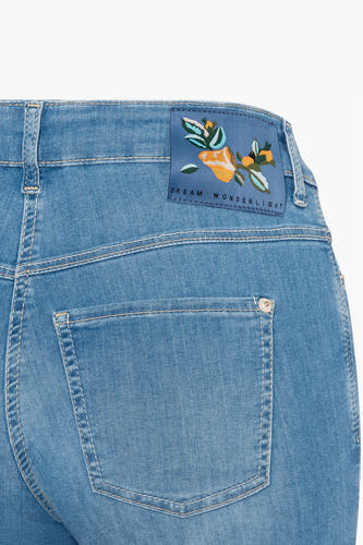 Lichtblauwe denim jeans straight van MAC, met een geborduurde patch op de tailleband en achterzak.
