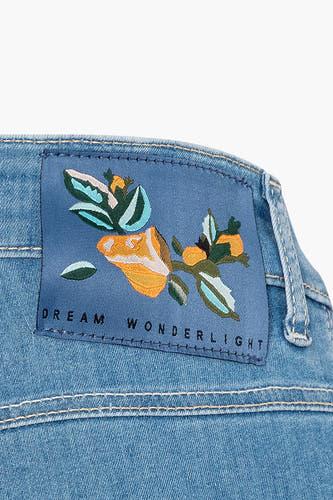 Lichtblauwe denim jeans straight van MAC, met geborduurde bloemendetails op de achterzak en de tekst "DREAM WONDERLIGHT".