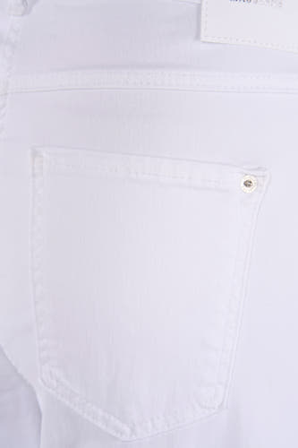 Off white denim jeans wide van MAC, met een achterzak en subtiel stikseldetail.
