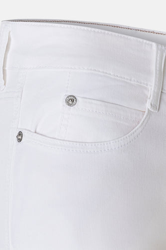 Witte, wijde jeans van MAC, met knoopdetail en steekzak.
