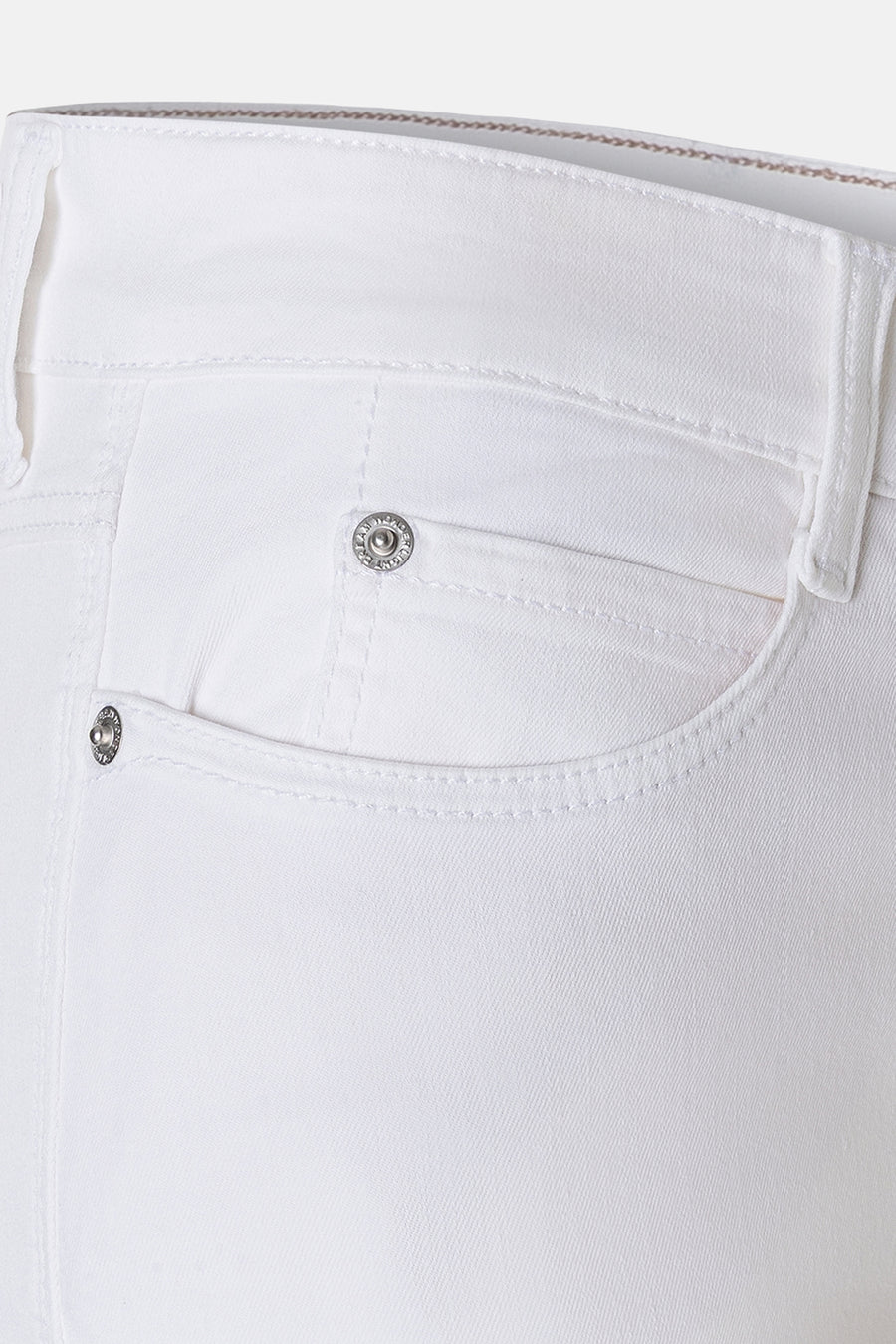 Witte, wijde jeans van MAC, met knoopdetail en steekzak.
