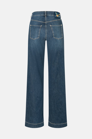 Jean décontracté en denim bleu de MAC, avec des poches arrière et un élégant étiquette sur la ceinture.