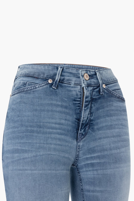 Midblauwe rechte jeans van MAC met gewassen denimtextuur en zichtbare rits, close-up vooraanzicht