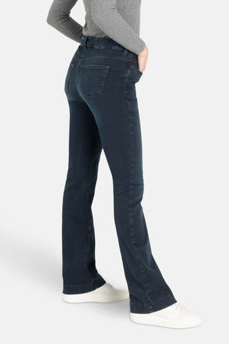 Jean bootcut en denim bleu marine de MAC, avec des poches arrière et un pull gris.