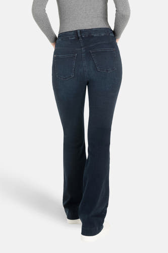 Jean bootcut bleu marine en denim de MAC, avec des poches arrière et une chemise grise.