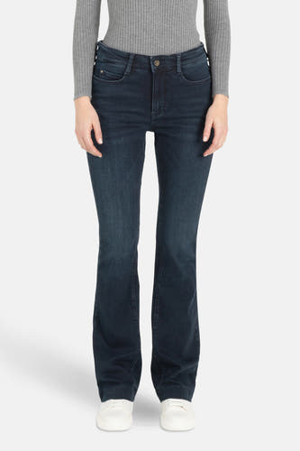 Jean bootcut bleu marine en denim de MAC, associé à une chemise grise et des baskets blanches.