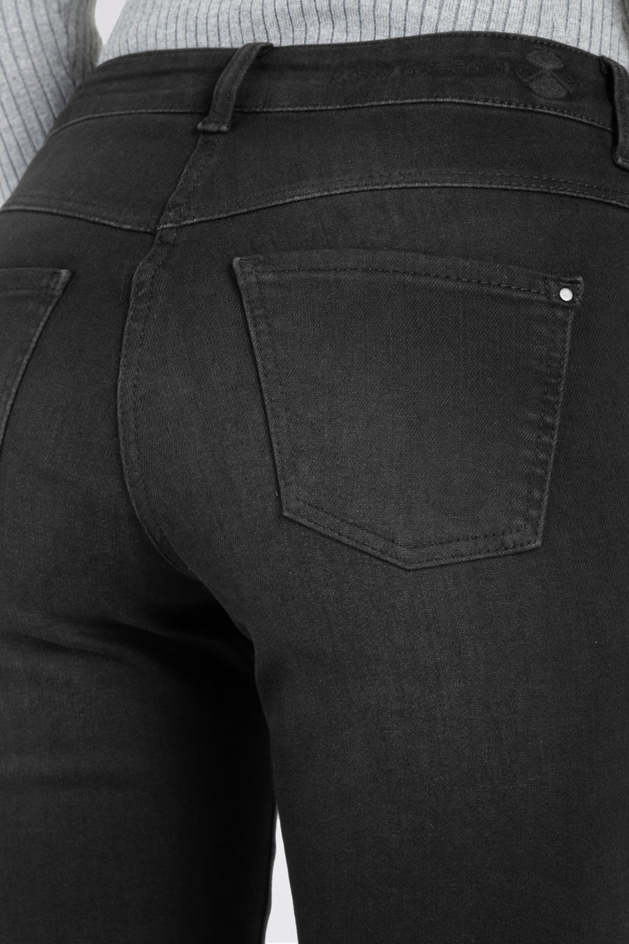 Donkergrijze bootcut jeans van MAC, met achterzakken en een subtiel merklogo op de tailleband.
