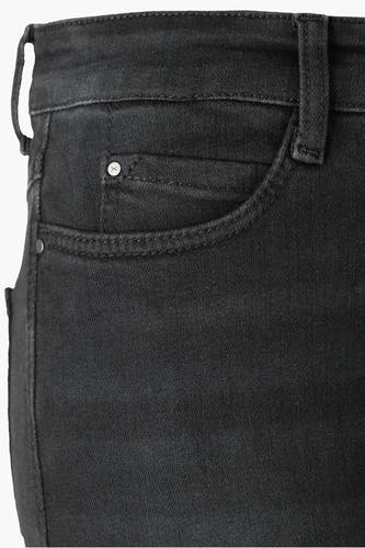 Donkergrijze bootcut jeans van MAC, met een subtiele textuur en een kleine zak met een decoratieve knoop.