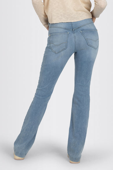 Lichtblauwe denim bootcut jeans van MAC, gezien van achteren, met klassieke zakken en een subtiele wassing.
