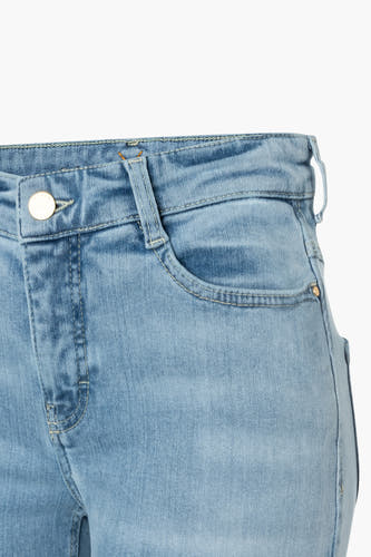 Jean bootcut en denim bleu clair de MAC, avec poches et un bouton doré.