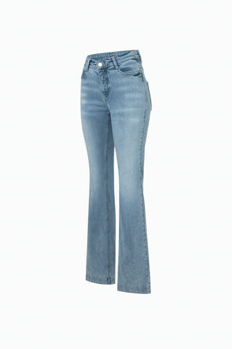 Jean bootcut bleu clair en denim de MAC, avec un délavage subtil et un style classique.