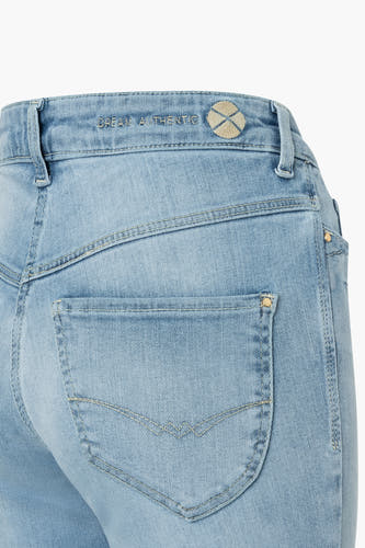 Jean bootcut en denim bleu clair de MAC, avec poche arrière et détails subtils de la marque sur la ceinture.