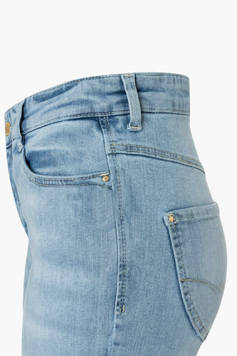 Jean bootcut bleu clair en denim de MAC, avec surpiqûres et détails dorés.