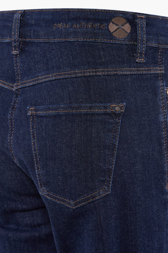 Jean bleu marine large de MAC, avec des boutons en couleur contrastante et une poche arrière.