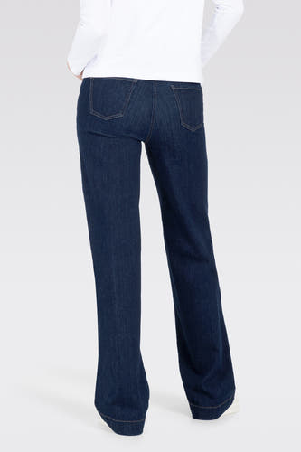 Jean wide bleu marine de MAC, vu de de l'arrière, avec un design lisse et des poches.