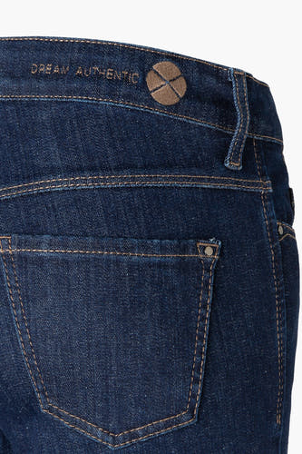 Jean en denim bleu marine large de MAC, avec des surpiqures brunes et un poche arrière avec un nœud décoratif.