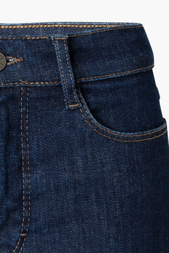 Jean wide bleu marine de MAC, avec des surpiqures contrastantes et un petit poche à l'avant.
