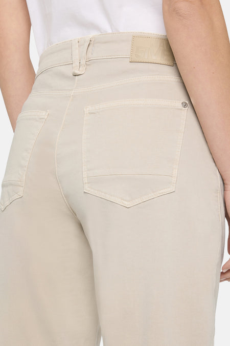 Denim blanc cassé pour femmes de MAC, avec des poches arrière et des passants.
