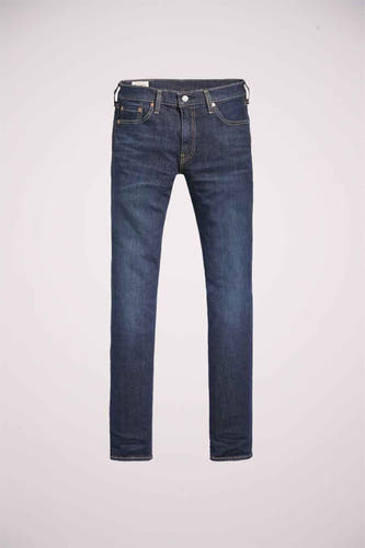 Donkerblauwe slim jeans van Levi's, met klassieke stiksels en een subtiele wassing.
