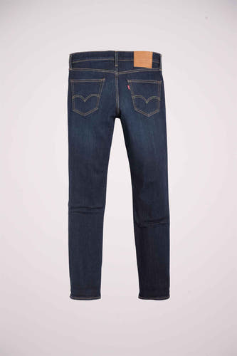 Jean slim fit bleu marine de Levi's, avec des surpiqures jaunes sur les poches arrière et un étiquette de marque rouge.