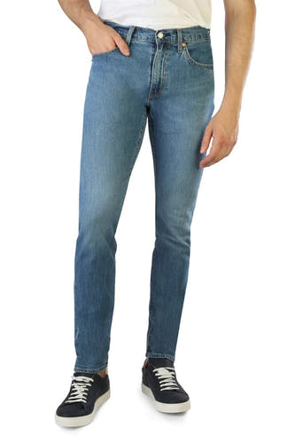 Dos d'une jeans avec un étiquette Levi Strauss brun et une boucle rouge.