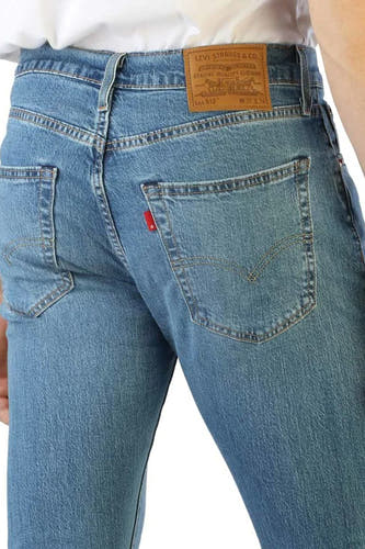 Slim fit jeans van blauw denim van Levi's, met rode merklabel op de achterzak.