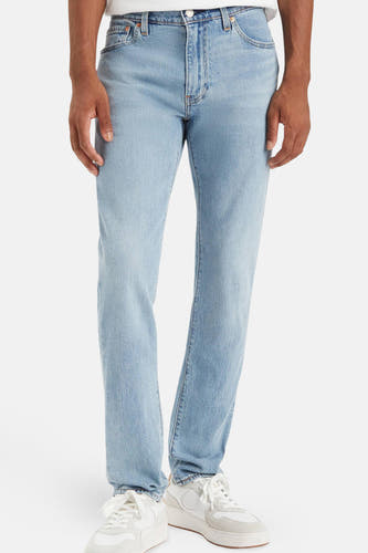 Slim jeans van lichtblauw denim van Levi's®, gedragen met witte sneakers.
