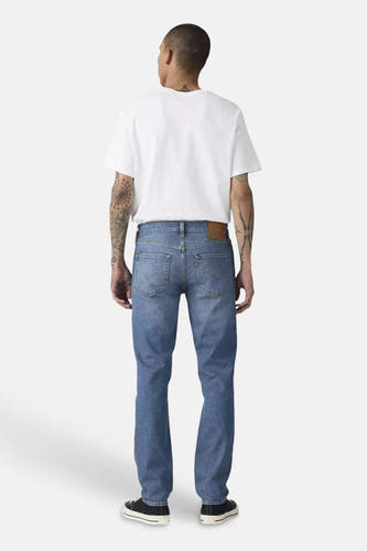 Slim jeans in middenblauw denim van Levi's® met bruine leren patch en rode tab, achterkant getoond.