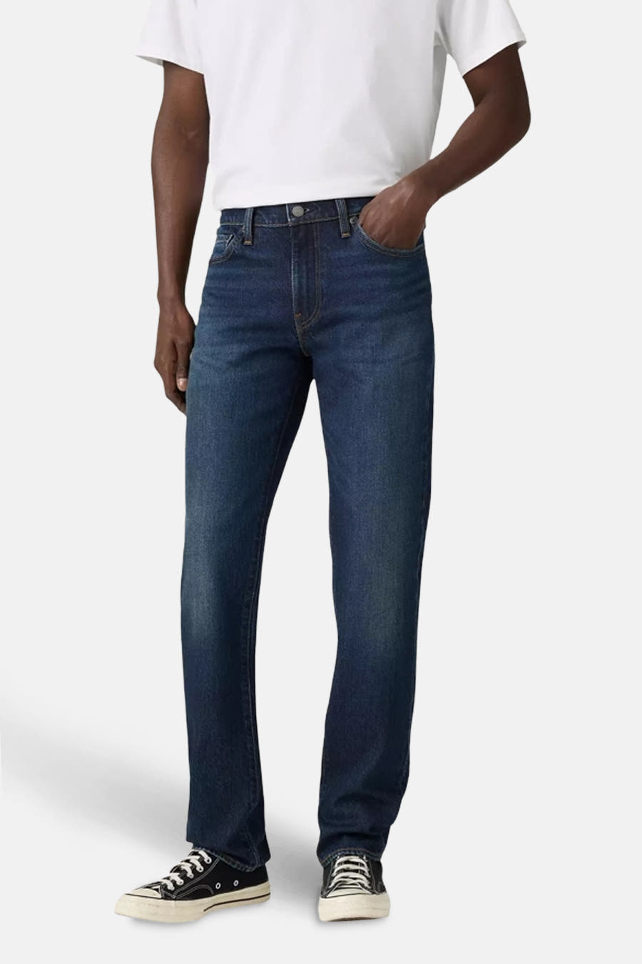 Jean slim fit denim bleu marine de Levi's, vu de l'arrière combiné avec un T-shirt blanc.