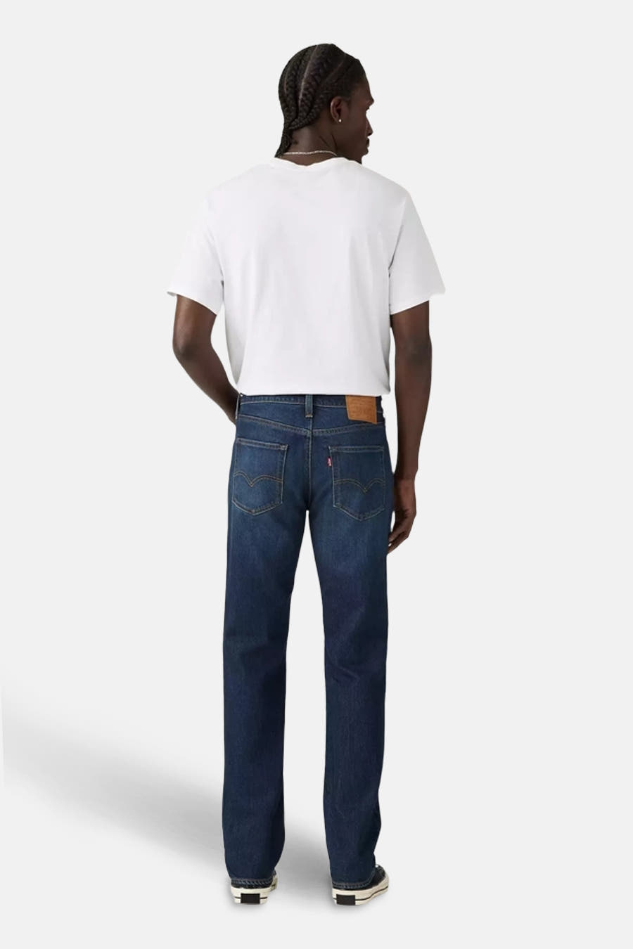 Donkerblauwe denim slim fit jeans van Levi's, gezien van achteren, gecombineerd met een wit T-shirt.
